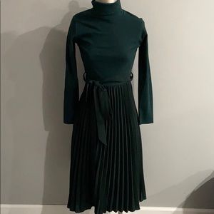 Green turtleneck pleated dress